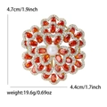 Elegante Blumenbrosche mit roten Zirkonia, weißer Perlenmitte und funkelnden Diamanten - Orangerot