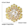 Eleganter Begonien-Blüten-Brosche mit Zirkonia-Steinen und Perle auf weißem Grund - Gold Gelb