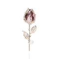 Vista dettagliata della spilla a rosa dorata con cristallo viola e una perla bianca - Oro