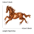 Dettaglio della spilla a cavallo con dimensioni 3,4 cm altezza e 4,5 cm larghezza - Marrone