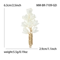 Spilla a mughetto fatta a mano con petali bianchi, perle e dettagli in filo dorato - Oro 7109-GD