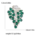 Elegante spilla a grappolo d'uva in zircone verde con perla in finitura argento - Verde