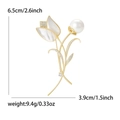 Elegante spilla a tulipano dorata con petali in madreperla e accento di perla bianca - Stile Perla Bianca