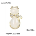 Spilla gatto in pietra di luna bianca, cornice dorata con zirconi e dimensioni dettagliate - Oro-8326