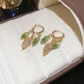 Vintage smaragdgroene oorbellen verguld met zirkonia accenten en bladpatroon - 45# Oorclip-Milieuvriendelijk-Goud-Groen-Blad