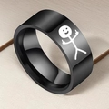 Primer plano de anillo de acero negro con grabado de monigote divertido tipo doodle. - US 7 / Figura de Palo Divertida-Negro (14-A-1)