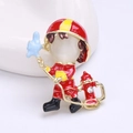 Detalle del broche de bombero esmaltado con gema translúcida y manguera de agua - Rojo