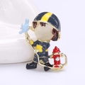 Detalle del broche de bombero esmaltado con hidrante rojo y decoración de piedra blanca - Azul