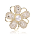 Eleganter goldener Blumenanstecker mit Zirkonia-Pavé und zentralem Kristall auf weiß - Gold