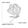 Elegante spilla a rosa d'argento con strass bianchi lucidi e design floreale traforato - Argento