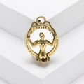 Spilla vintage dorata con rilievo femminile ed elementi di serpente su sfondo bianco - Oro