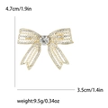 Elegante spilla a fiocco con perle e strass su base dorata, misura 4,7 cm x 3,5 cm - Oro