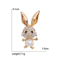 Spilla a coniglio carina con strass colorati e perla bianca in finitura dorata 4,1cm - Oro
