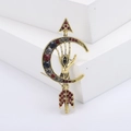 Vintage gouden broche met maan pijl en oog ontwerp ingelegd met rode en zwarte steentjes - Goud