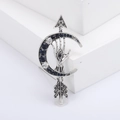 Vintage broche met pijl maan ontwerp, handoog en blauwe kristallen op witte achtergrond - Zilver