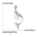 Spilla a sirena scintillante con strass e grande perla bianca in metallo dorato - Oro KC