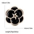 Elegante schwarze Emaille-Kamelienbrosche mit Goldrand und Maßangaben für Damen - Schwarz