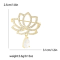 Eleganter Gold-Lotos-Brosche mit Zirkonia-Mikropflaster und Maßen des Birnenanhängers - Gold