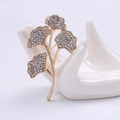 Exquisito broche de hoja de ginkgo dorado con brillantes pedrería y una perla - Dorado