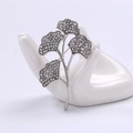 Elegante broche de hoja de ginkgo plateada con pedrería brillante y acabado perlado - Plateado