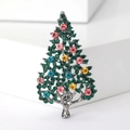 Vista dettagliata della spilla a forma di albero di Natale con strass verdi e cristalli - Verde (MM-BR-2918)