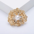 Elegante broche de flor dorada con una gran perla blanca y brillantes cristales strass - Estilo de Acabado en Oro KC (MM-BR-3001-GD)