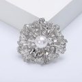 Elegante broche de flor plateado con perla blanca y brillantes de cristal - Estilo de Tono Plateado (MM-BR-3001-SL)