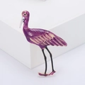 Vue détaillée d'une broche oiseau en émail violet avec des détails dorés sur fond blanc - Violet
