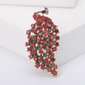 Vintage pauwspeld met rode kristallen strass-steentjes op een goudkleurige metalen basis - Rood (MM-BR-2988)