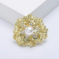 Elegante broche de flor dorada con perla central y diamantes de imitación brillantes - Estilo de Acabado en Oro 14K (MM-BR-3001-GD2)
