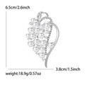 Spilla elegante a forma di uva con perle e strass, dimensioni e dettagli mostrati - Argento