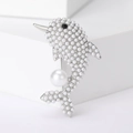 Dettaglio dell'elegante spilla a delfino con base argento e perle bianche - Argento