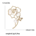 Broche de camelia dorada con perla e incrustación de nácar blanco y medidas exactas - Dorado (MM-BR-2906-GD)