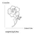 Elegante broche de camelia plateado con pétalos de nácar y gota de perla blanca - Plateado (MM-BR-2906-SL)