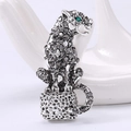 Makroaufnahme einer Vintage-Leopard-Brosche mit grauen Kristallen und grünen Augen - Silber