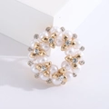 Dettaglio spilla a ghirlanda di perle con fiori in lega dorata e strass scintillanti - Oro KC Perla Bianca