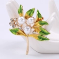 Detalle de broche de hoja esmaltada con perlas blancas y cristales en soporte cerámico - Amarillo