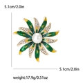 Spilla a girasole scintillante in smalto verde con perla bianca su sfondo bianco puro - Verde