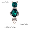 Broche chat élégante en métal doré avec pierres facettées vert foncé et strass blancs - Vert