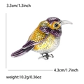 Detailansicht der bunten Emaille-Vogelbrosche mit Maßen 4,3 cm x 3,3 cm und 10,2 g Gewicht - Lila