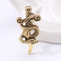 Broche de serpiente dorada vintage envuelta en una daga con detalles de escamas - Dorado