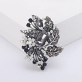 Vintage-Brosche aus Silber mit dunkelgrauem Kristall und verzierten hohlen Blättern - Schwarz (MM-BR-3110 Schwarz)