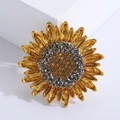 Spilla a girasole dorata con petali radiosi e decorazione centrale in strass di cristallo - Giallo (MM-BR-3104)