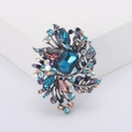 Vintage-Blumenbrosche mit großem blauem Kristall und bunten Strasssteinen auf Silberbasis - Blau (MM-BR-3110 Blau)