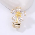Détail macro d'une broche pot de fleurs en cristal avec micro-sertissage de zircons et dorure - Blanc (MM-BR-8369)