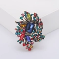 Detail einer Vintage-Blumenbrosche mit großem blauem Kristall und bunten Straßsteinen - Mehrfarbig (MM-BR-3110 Mehrfarbig)