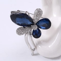 Detalle de broche de mariposa plateado con cristales azul oscuro y circonitas blancas - Azul