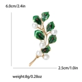 Detalle del broche de hoja con esmalte verde, cuentas rojas y perlas sobre oro - Blanco (MM-BR-3175-WH)