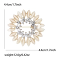 Elegante broche de corona de flores con cristales dorados y marcas de tamaño y peso - Blanco