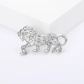 Elegante broche de tigre calado en plata con cristales sobre base blanca - Plateado